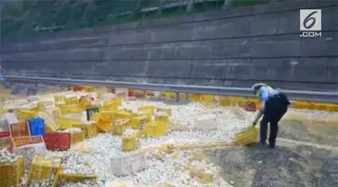 Truk pengangkut lebih dari 100.000 telur terbalik ke jalan di Provinsi Zhejiang.