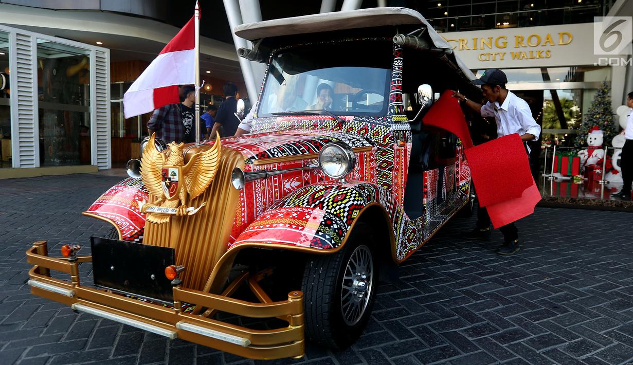 Bentuk mobil bercorak Ulos Mandailing yang akan digunakan acara ngunduh mantu Kahiyang-Bobby di Medan, Senin (20/11). Rencananya, Presiden Jokowi dan Iriana menggunakan shuttle car ini untuk keperluan antar-jemput. (Liputan6.com/JohanTallo)