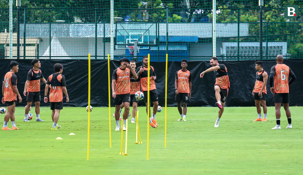 Jordi Amat dan Thales Lira absen akibat hukuman akumulasi kartu, Mauro Zijlstra harus menepi akibat cedera, Shayne Pattynama.mengalami sakit, dan Cyrus Margono tak masuk ke dalam skuad utama. (Bola.com/Bagaskara Lazuardi)