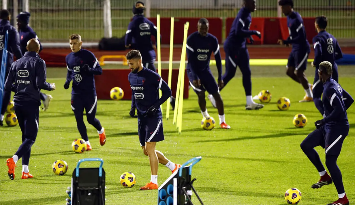 Para pemain Prancis tampak serius saat melakukan latihan jelang laga uji coba di Clairefontaine-en-Yvelines, Selasa (10/11/2020). Prancis akan berhadapan dengan Finlandia. (Yoan Valat, Pool via AP)
