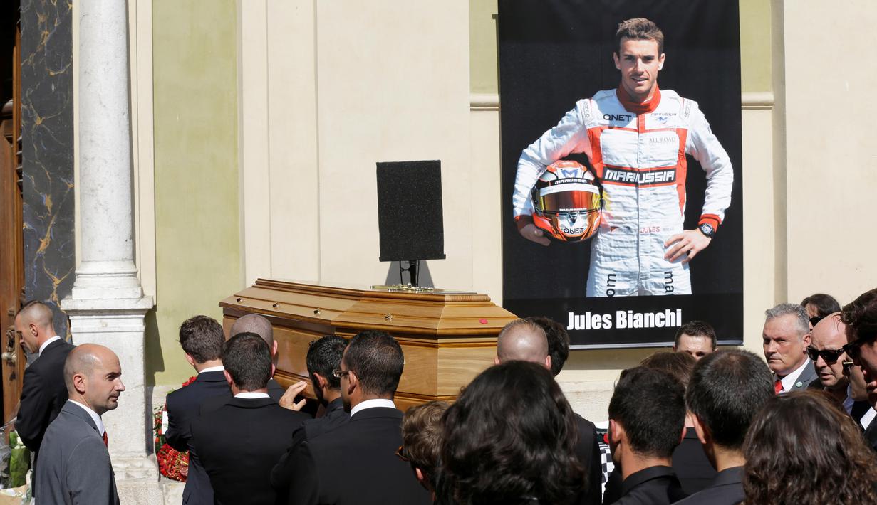 Upacara kematian pebalap Marussia, Jules Bianchi, berlangsung di Katedral Sainte Reparate, Nice, Prancis. Selasa (21/7/2015). Sahabat, kolega, dan para pebalap F1 hadir  untuk memberi penghormatan terakhir. (AP Photo/Lionel Cionneau)