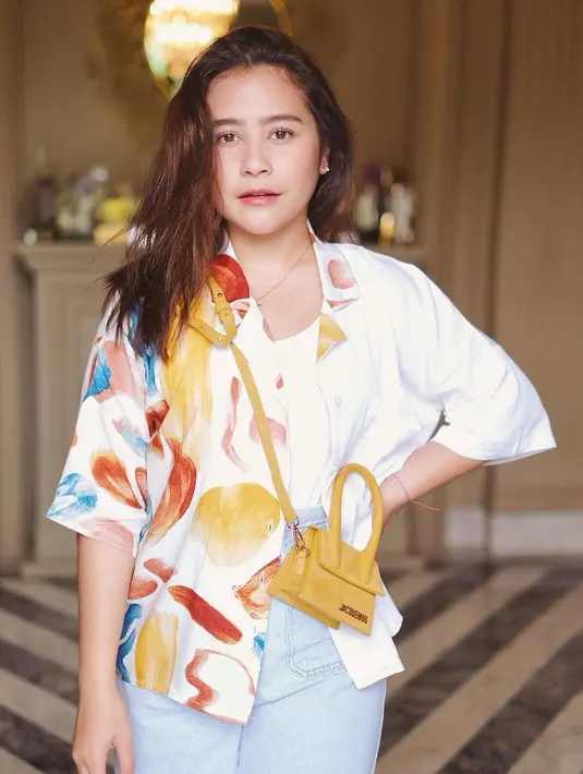 Selain sibuk syuting, sekarang ini Prilly juga tengah melakukan persiapan untuk sidang kelulusan. Hal yang dipersiapkan Prilly adalah mental dan fisik pastinya. (Instagram/prillylatuconsina96)