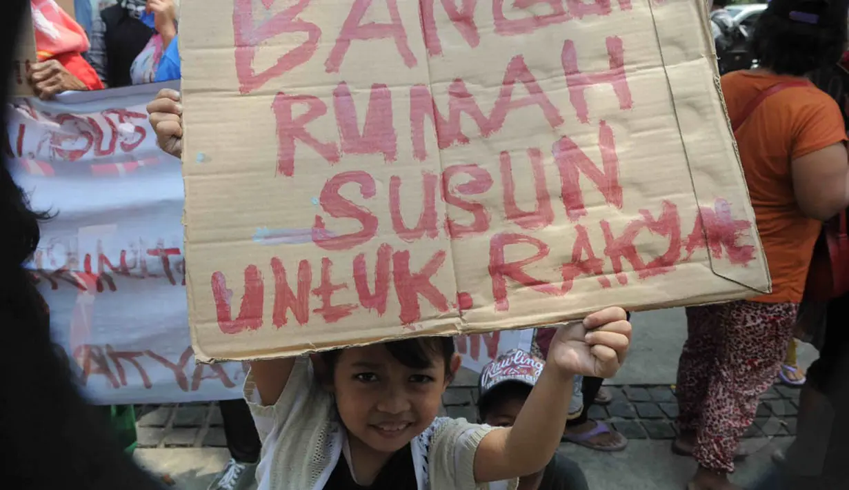 Demo di depan Balaikota DKI ini didominasi para ibu-ibu yang juga membawa serta anak mereka, Jakarta, (11/9/14). (Liputan6.com/Herman Zakharia)