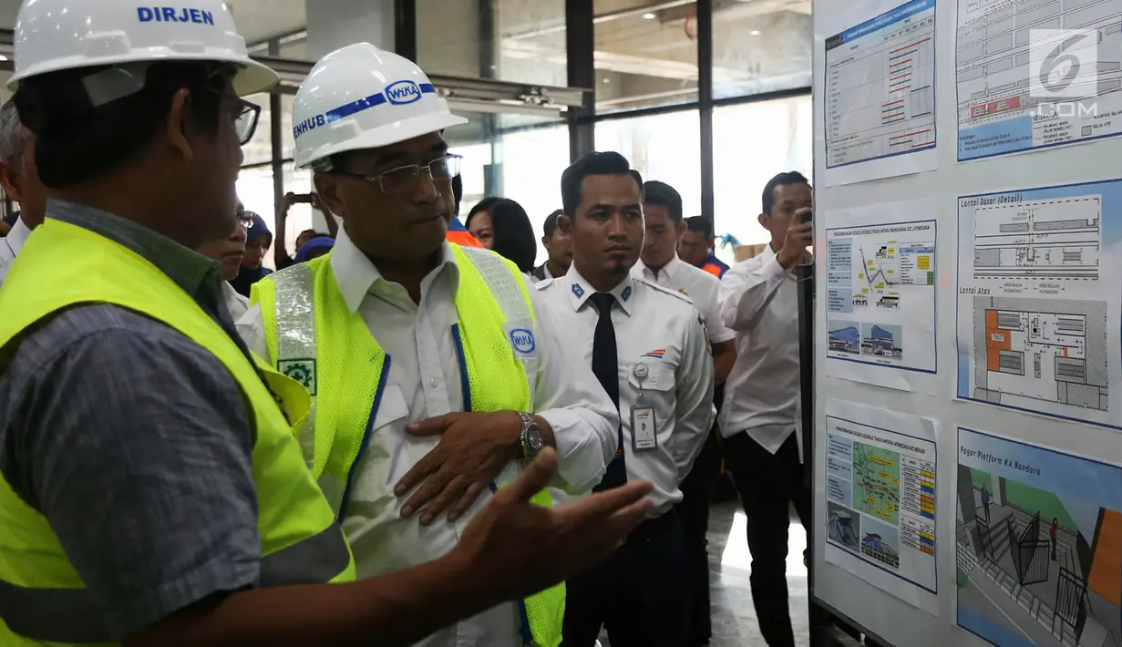 Menteri Perhubungan (Menhub) Budi Karya Sumadi mendengarkan penjelasan terkait progres revitalisasi Stasiun Manggarai saat melakukan kunjungan, Jakarta, Sabtu (16/2). (Merdeka.com/Imam Buhori)