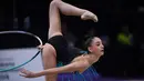 Pesenam Kazakhstan Alina Adilkhanova beraksi dengan hola hop dalam senam ritmik individual Asian Games 2018 di Jakarta, (28/8).  (AFP Photo/Lillian Suwanrumpha)