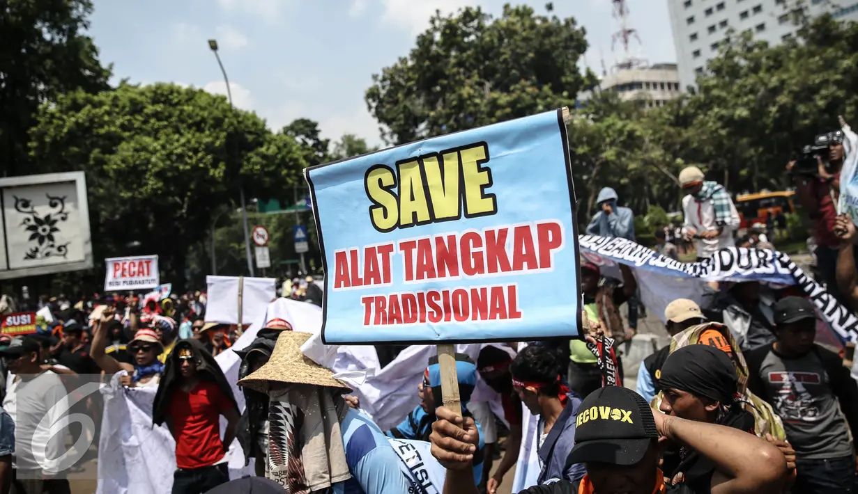 Massa saat berunjuk rasa memperingati hari Nelayan Nasional didepan Istana Merdeka, Jakarta, Rabu (6/4). Dalam aksinya mereka meminta pemerintah menghapus Permen tentang transhipment. (Liputan6.com/Faizal Fanani)