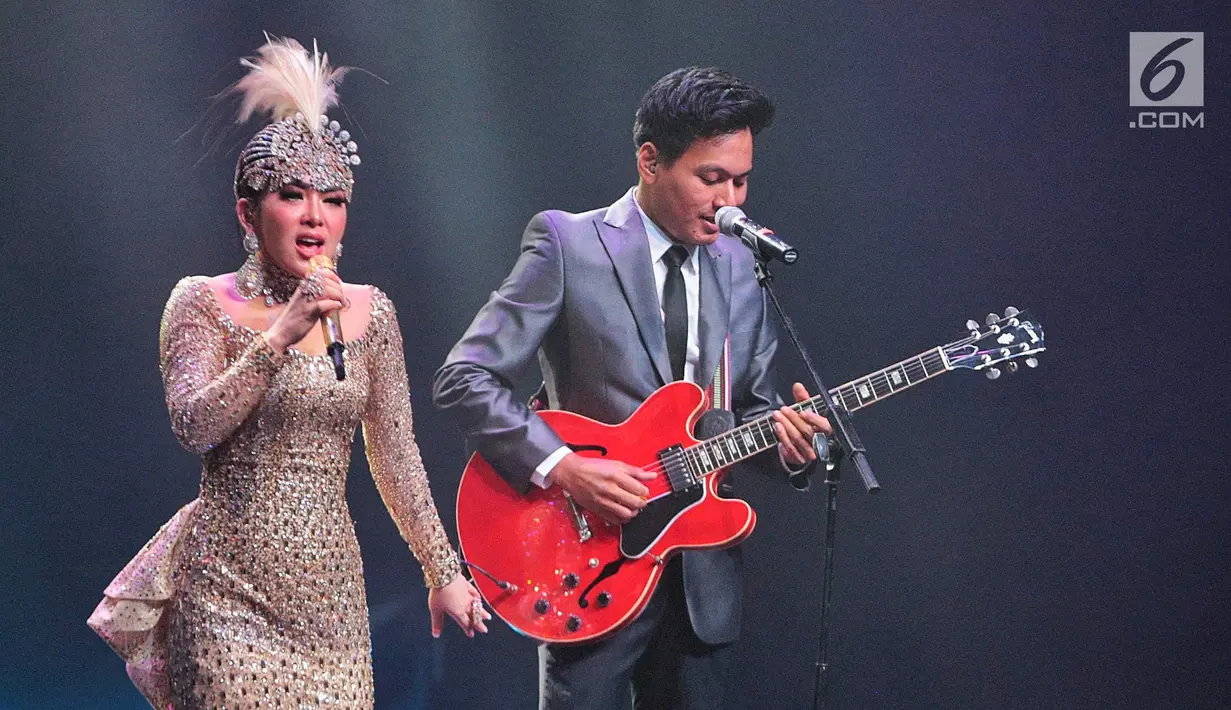 Penyanyi Syahrini berduet dengan musisi Rendy Pandugo saat konser Journey of Syahrini di Ciputra Artpreneur, Jakarta, Kamis (20/9). Konser dengan tiket termahal seharga Rp 25 juta dengan jumlah 23 kursi habis terjual. (Liputan6.com/Faizal Fanani)