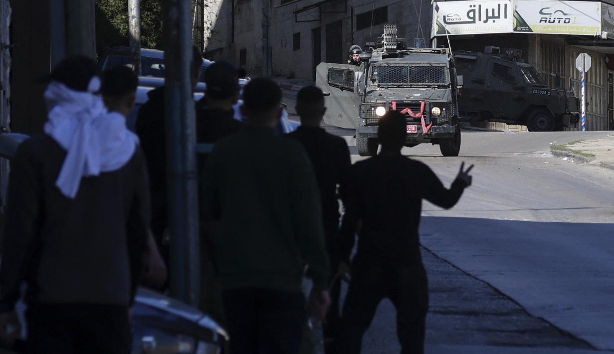 Kedua pria tersebut, yang diidentifikasi oleh kantor berita WAFA Palestina sebagai Mohammad Abu Baker al-Junaidi dan Mohammad Saeed Nasser. (AFP/Jaafar ashtiyeh)