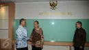 Ketua Komisi Yudisial, Maradaman Harahap (tengah) bersalaman dengan Ketua KPK, Agus Rahardjo jelang rapat di gedung Komisi Yudisial, Jakarta, Rabu (6/1/2016). Pertemuan membahas pembaharuan MoU kedua lembaga. (Liputan6.com/Helmi Fithriansyah)
