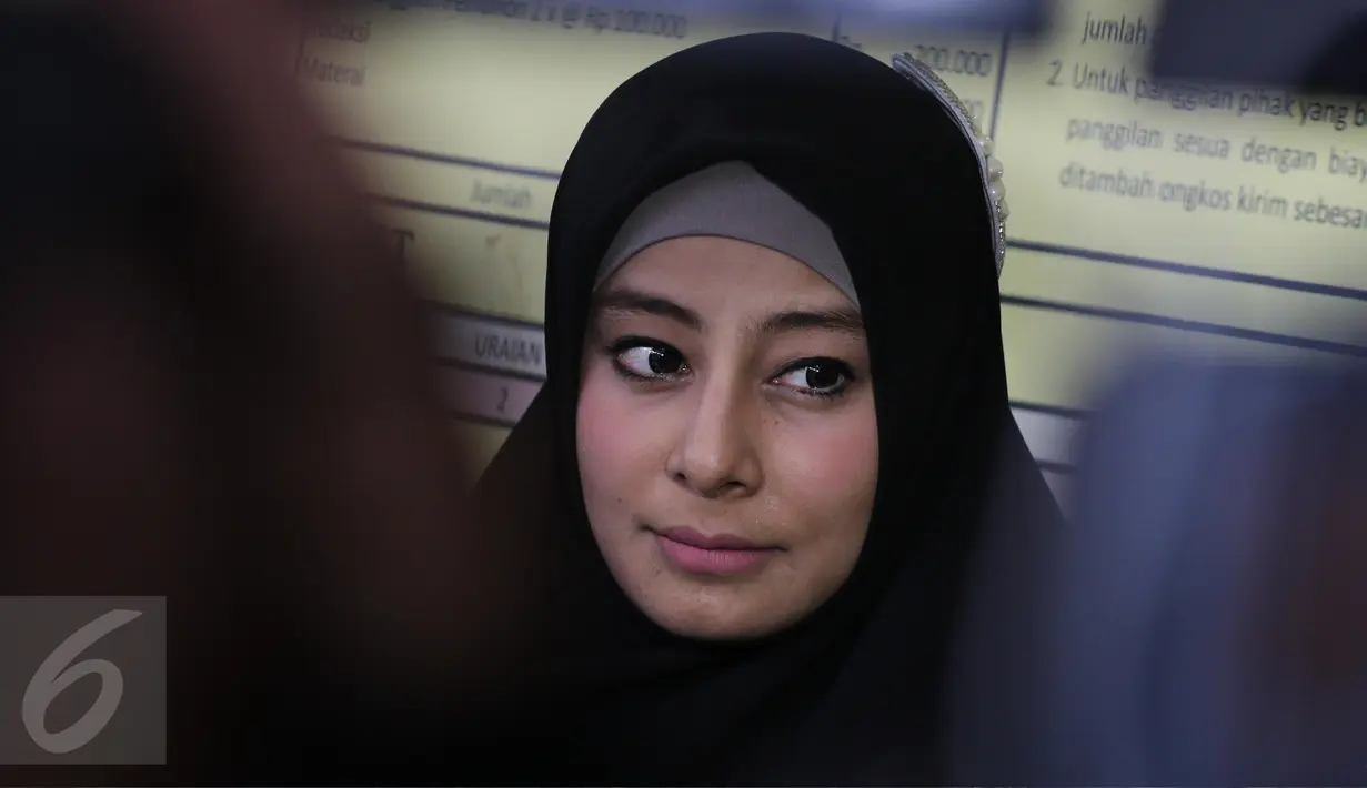 Istri Ustaz Ahmad Alhabsyi, Putri Aisah Aminah saat diwawancarai awak media usai menjalani sidang cerai di Pengadilan Agama Jakarta Timur, Senin (27/3). Sidang beragenda mediasi akhir itu tak dihadiri oleh Ustaz Alhabsyi. (Liputan6.com/Herman Zakahria)