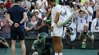 TERSINGKIR - Rafael Nadal tersingkir dari turnamen Wimbeldon 2015. ( REUTERS/Stefan Wermuth)