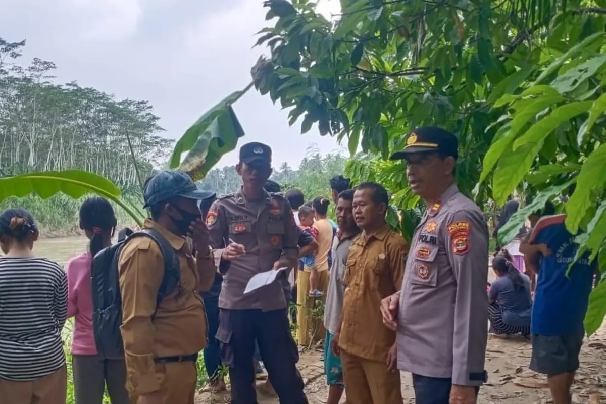 Kepolisian Polsek Semaka mengumpulkan keterangan saksi di lokasi kejadian korban hilang akibat serangan buaya. Foto : (Istimewa).