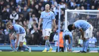 Setelah sempat lolos dari sanksi UEFA pada tahun 2020 akibat pelanggaran aturan finansial, Manchester City kembali tersandung masalah yang sama yang kali ini didakwakan oleh Premier League selaku operator Liga Inggris. Klub Manchester Biru itu terindikasi telah melakukan manipulasi laporan keuangan dalam waktu 9 tahun mulai 2009 hingga 2018. Jika pada 2020 Man City hanya lolos dari dakwaan UEFA berupa larangan bertanding di kompetisi UEFA setelah memenangi banding lewat Pengadilan Arbitrase Olahraga (CAS), maka kali ini sanksi yang menunggu klub milik Sheikh Mansour ini tergolong berat. Berikut deretan sanksi yang bisa dijatuhkan Premier League kepada Man City jika terbukti bersalah. (AFP/Oli Scarff)