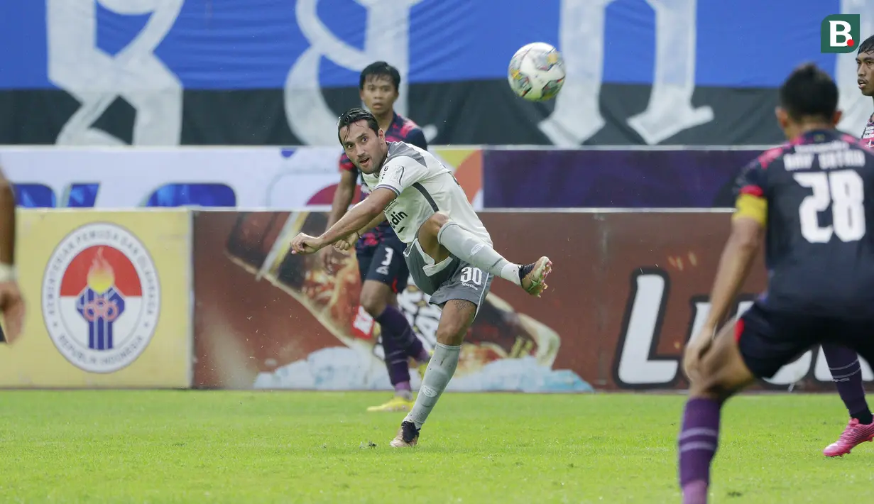 <p>Pemain Persib Bandung, Ezra Walian melepaskan tendangan saat melawan RANS Nusantara FC pada laga pekan ke-25 BRI Liga 1 2022/2023 di Stadion Pakansari, Bogor, Minggu (19/2/2023). (Bola.com/M Iqbal Ichsan)</p>