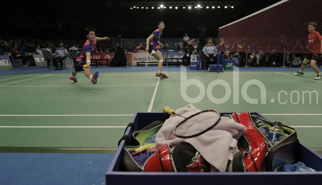 Pasangan Korea, Kim Dukyoung/Kim Ha Na, berhadapan dengan Tontowi Ahmad/Liliyana Natsir di Indonesia Open 2017 di JCC, Selasa (13/6/2017). Indonesia itu menang dengan skor 19-21, 21-19, dan 21-18. (Bola.com/M Iqbal Ichsan)
