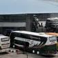 Deretan bus antarkota antarprovinsi (AKAP) untuk pemudik berjejer di Terminal Pulo Gebang, Jakarta, Minggu (3/6). Para penumpang mengaku sengaja lebih awal mudik ke kampung halaman. (Merdeka.com/Iqbal Nugroho)