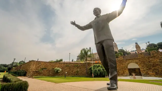 Patung Nelson Mandela.
