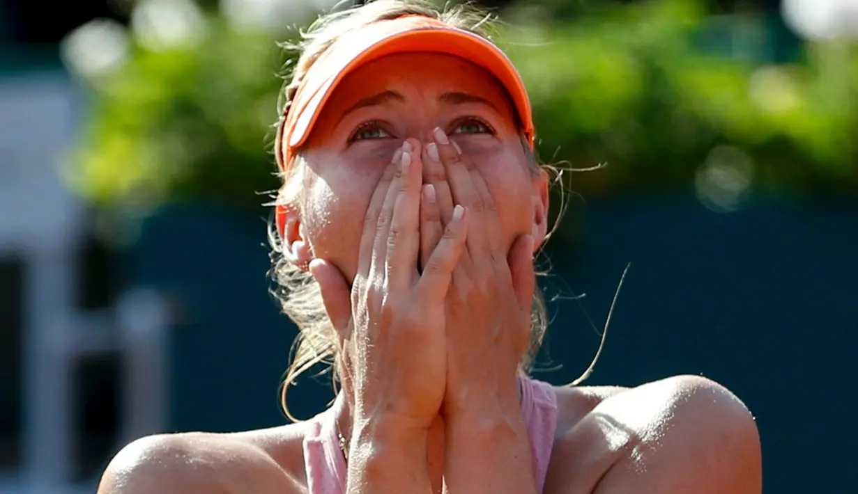 Ekspresi petenis Rusia, Maria Sharapova usai berhasil memenangkan turnamen Perancis Terbuka di Stadion Roland Garros, Paris, (7/6/2014). (REUTERS/Vincent Kessler)