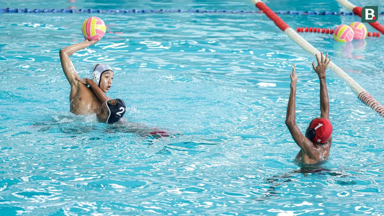 Foto: Potret Sengit Laga Polo Air di Indonesia Open Aquatic Championships 2025