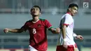 Pemain tengah Indonesia U-23, M Hargianto (kiri) meluapkan kekecewaan saat gagal mencetak gol ke gawang Bahrain pada laga PSSI Anniversary 2018 di Stadion Pakansari, Kab Bogor, Jumat (27/4). Indonesia kalah 0-1. (Liputan6.com/Helmi Fithriansyah)