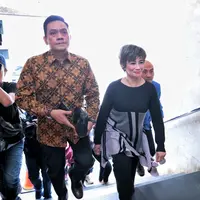 Reza Artamevia datang di Polda Metro Jaya, Senin (26/9/2016), sekitar pukul 14.00 WIB. Turun dari mobil warna hitam, ia berjalan santai. Penyanyi itu datang mengenakan pakaian warna hitam. (Adrian Putra/Bintang.com)