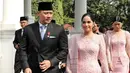<p>Annisa juga memilih selendang songket warna soft pink, serasi dengan bawahan kainnya. Tampilan serba pinknya semakin totalitas dengan membawa hand bag pink model bucket. Begitupun dengan heels pink buckle silvernya. [@annisayudhoyono]</p>