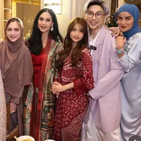 Fuji An Kenakan Kaftan Batik saat Bukber Bersama Artis Senior. [@dps_diahpermatasari]