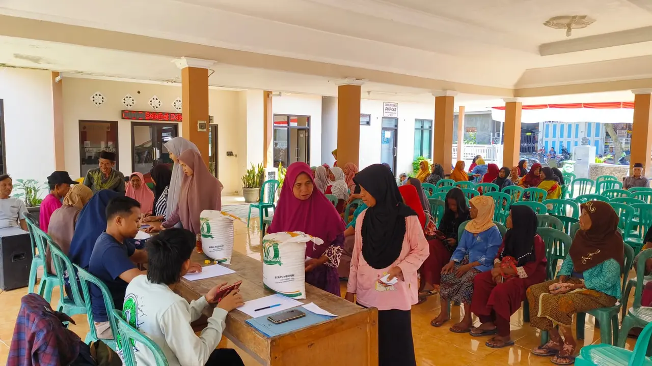 Ribuan KPM di Banyuwangi Terima Bansos Beras dari Pemerintah Pusat