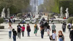 Orang-orang memakai masker wajah saat mereka berjalan di jalur taman Tuileries, Paris, Prancis, Kamis (1/4/2021). Prancis bersiap melakukan lockdown setelah pemerintah menemukan adanya lonjakan kasus COVID-19. (AP Photo/Thibault Camus)