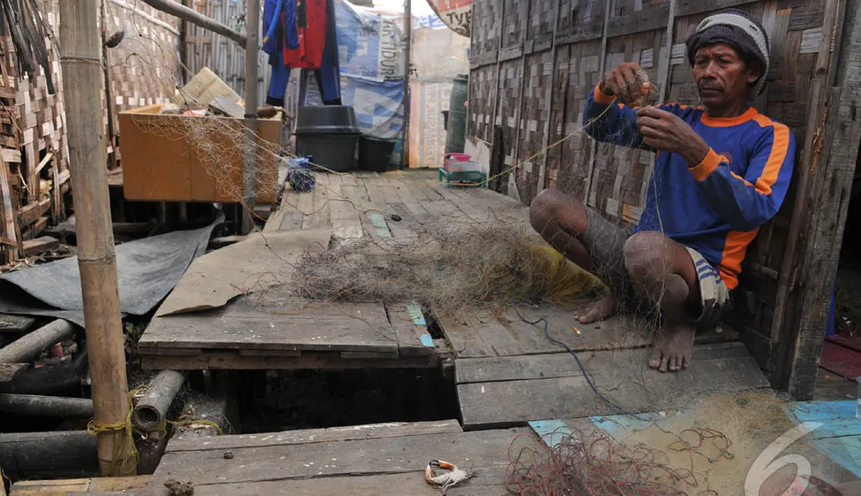 Membuat sendiri jaring untuk keperluan menangkap ikan dilakukan sendiri oleh warga Kampung Dadap, Banten, sabtu (6/9/2014) (Liputan6.com/Johan Tallo)