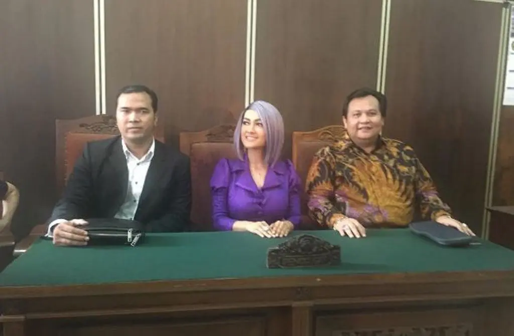 Julia Perez dan kuasa hukumnya, Minola Sebayang di Pengadilan Negeri Jakarta Selatan [foto: instagram/juliaperrezz]