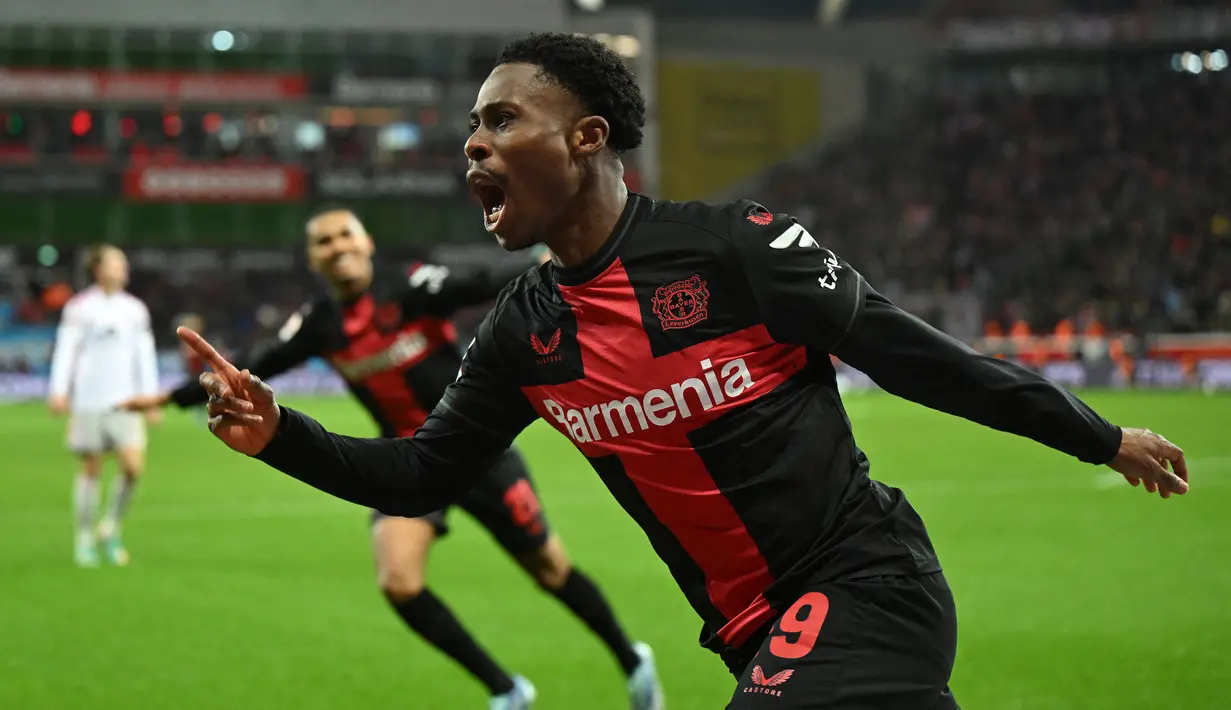 Nathan Tella juga baru didatangkan Bayer Leverkusen pada awal musim 2023/2024 dari Southampton dengan nilai transfer mencapai 23,3 juta euro. Hingga kini ia telah tampil dalam 19 laga bersama Bayer Leverkusen di semua kompetisi dengan torehan 5 gol dan 1 assist. (AFP/Ina Fassbender)
