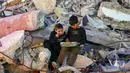 Pada hari pertama Ramadan 1447 Hijriah atau Rabu (18/2/2026), mereka berkumpul untuk makan bersama sebagai simbol keteguhan dan kegembiraan di tengah kehancuran. Tampak dalam foto, anak-anak laki-laki Palestina berbagi makanan selama acara buka puasa massal yang diselenggarakan oleh Yayasan IHH Turki, di tengah reruntuhan bangunan yang hancur di Kota Gaza pada Rabu 18 Februari 2026. (Omar AL-QATTAA/AFP)