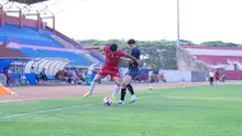 Pemain asing Java United, Vico Duarte, berebut bola dengan pemain Madura United dalam duel latih tanding yang berlangsung di Stadion Sultan Agung (SSA), Bantul, Sabtu (22-8-2026). (Dok. Java United FC)