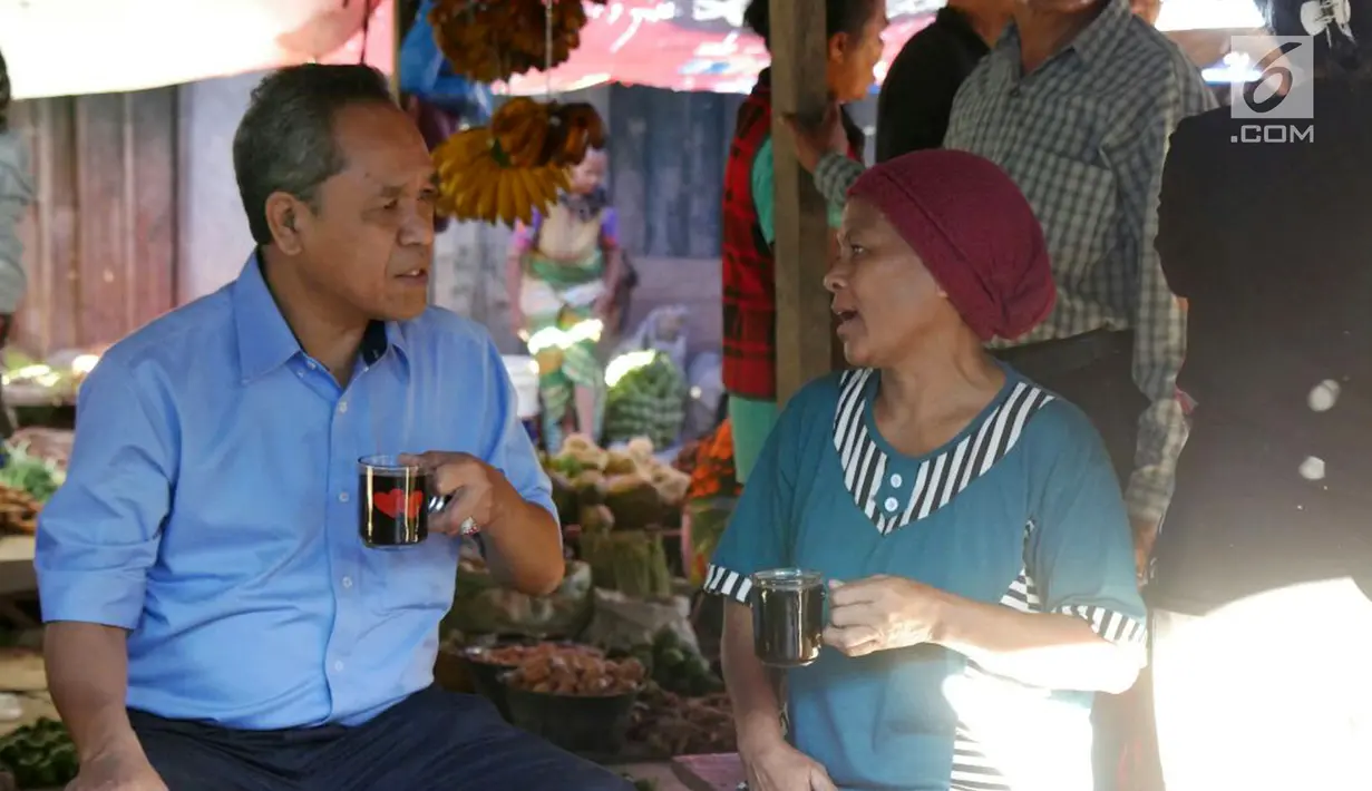 Calon gubernur Nusa Tenggara Timur (NTT) Benny K Harman sambil minum kopi mendengar curhatan pedagang di Kabupaten Timor Tengah Selatan, NTT, Senin (12/2). Pedagang tersebut mengeluhkan tingginya kredit pinjaman koperasi. (Liputan6.com/Pool/Dodi)