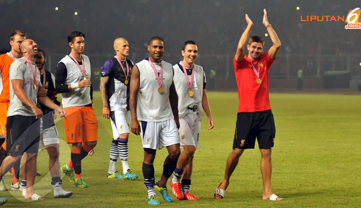 Kapten Liverpool Steven Gerrard memimpin rekan-rekannya melakukan selebrasi seusai laga melawan Indonesia XI ke Stadion GBK (Liputan6.com/Helmi Fithriansyah)