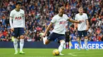 Striker Tottenham Hotspur, Harry Kane melakukan tendangan bebas saat bertanding melawan Rangers pada pertandingan persahabatan di Stadion Ibrox di Glasgow (23/7/2022). Kane mencetak dua gol dan mengantar Tottenham menang tipis atas Rangers 2-1. (AFP Photo/Andy Buchanan)