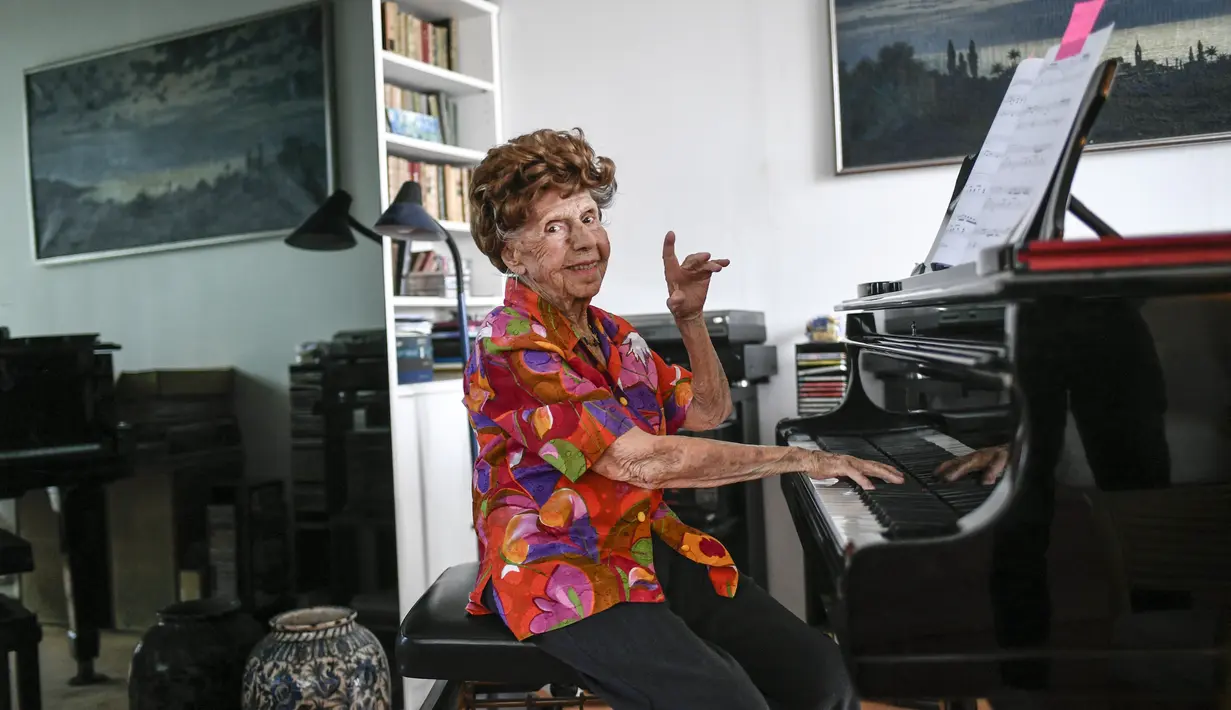 Colette Maze telah bermain piano selama lebih dari satu abad, dan masih memiliki ribuan penggemar di media sosial. (Stéphane DE SAKUTIN / AFP)