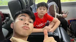 Berbagai momen Dimas Ahmad memang terlihat dekat dengan Rafathar. Jalan-jalan bersama pun membuat keakraban keduanya kian terlihat. Walaupun rentang umur keduanya cukup jauh, tapi persahabatan mereka terlihat tulus. (Liputan6.com/IG/@dimas_baam)