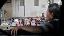 Sopir angkot dan pedagang kaki lima (PKL) mangkal di Jalan Jatibaru, Tanah Abang, Jakarta, Selasa (23/10). Banyak PKL dan angkot yang mangkal di Jalan Jatibaru menimbulkan kesemrawutan. (Merdeka.com/Iqbal Nugroho)