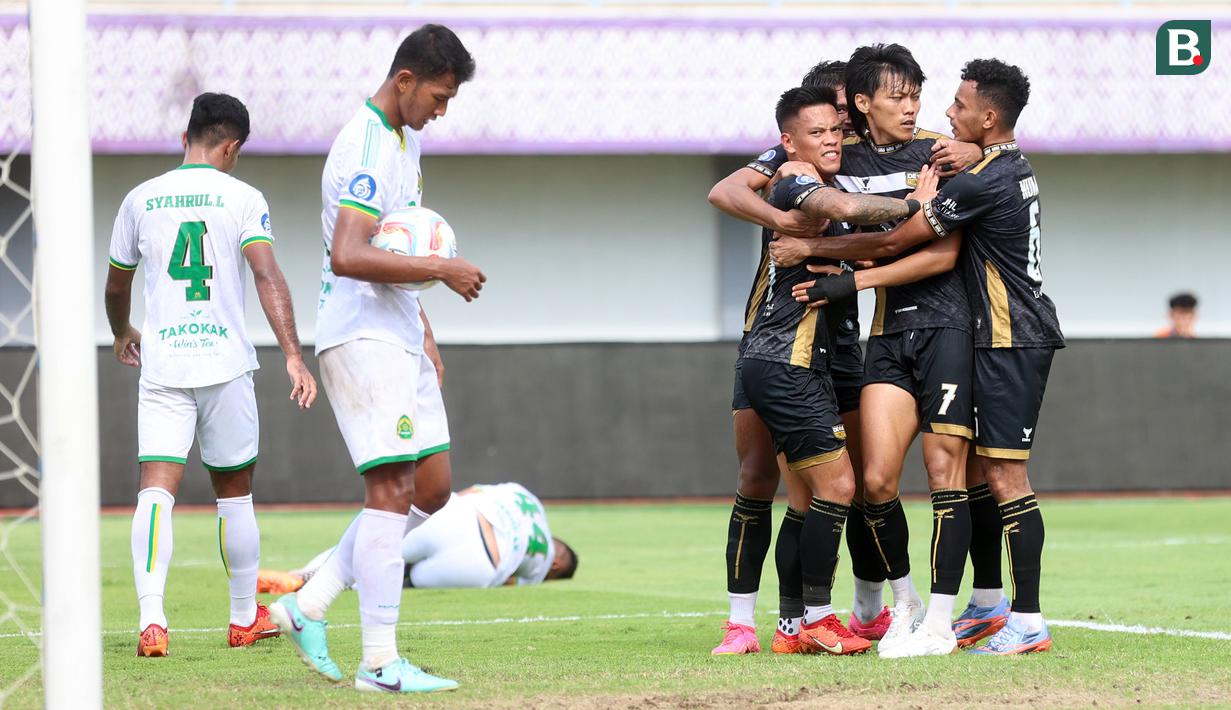 <p>Sejumlah pemain Dewa United melakukan selebrasi setelah pemain Persikabo 1973, Syahrul Lasinari mencetak gol bunuh diri pada laga&nbsp;laga lanjutan BRI Liga 1 2023/2024 di Indomilk Arena, Tangerang, Kamis (07/03/2024). (Bola.com/M Iqbal Ichsan)</p>