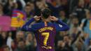 Gelandang Barcelona, Philippe Coutinho, melakukan selebrasi usai membobol gawang Manchester United pada laga Liga Champions 2019 di Stadion Camp Nou, Selasa (16/4). Barcelona menang 3-0 atas Manchester United. (AP/Joan Monfort)