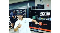 Maria Herrera saat bergaya diruang mekanik, Herrera memulai kiprahnya di ajang Moto3 pada 2013. (Bola.com/Instagram/Maria Herrera)