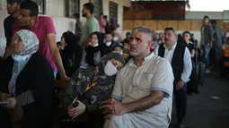 Warga Palestina menunggu untuk masuk ke wilayah Mesir melalui perbatasan Rafah di Kota Rafah, Jalur Gaza selatan (11/8/2020). Untuk kali pertama dalam lima bulan, Mesir membuka kembali titik penyeberangan Rafah di perbatasan dengan Jalur Gaza selatan selama tiga hari. (Xinhua/Khaled Omar)