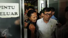 Menteri Hukum dan HAM, Yasonna Laoly (kanan) berjalan meninggalkan gedung Nusantara II Kompleks Parlemen RI, Jakarta, Kamis (26/11/2015). Rencananya, Yasonna Laoly akan melakukan raker dengan Badan Legislasi DPR RI. (Liputan6.com/Helmi Fithriansyah)