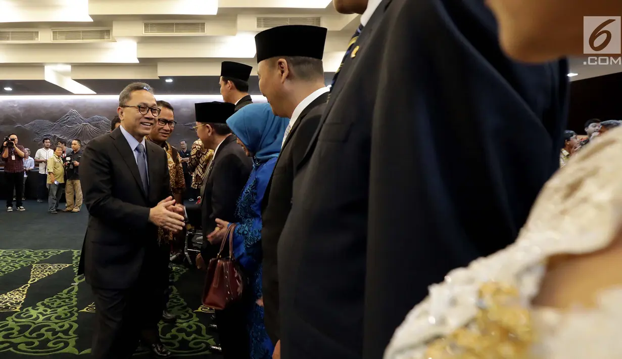 Ketua MPR Zulkifli Hasan mengucapkan selamat usai melantik anggota MPR Pengganti Antar Waktu (PAW), Jakarta, Kamis (18/10). MPR melantik sembilan anggota dewan dalam PAW yang berasal dari Fraksi PAN, Demokrat, PPP dan Gerindra. (Liputan6.com/Johan Tallo)