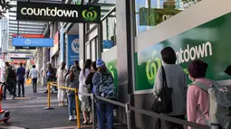 Orang-orang mengantre di depan sebuah pasar swalayan, Kota Auckland, Selandia Baru, Rabu (12/8/2020). Kota terbesar di Selandia Baru, Auckland, pada 12 Agustus 2020 kembali memberlakukan Siaga COVID-19 Level 3 selama tiga hari setelah empat kasus terkonfirmasi pada 11 Agustus 2020. (Xinhua/Wilson)