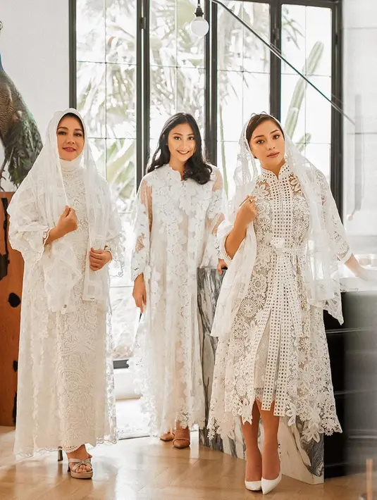Tidak heran bila Nikita Willy memiliki gaya fashion yang menarik. Seperti saat Lebaran, ia pun mengenakan hijab dengan modis bersama keluarganya dalam momen hari kemenangan tersebut. (Liputan6.com/IG/@nikitawillyofficial94)