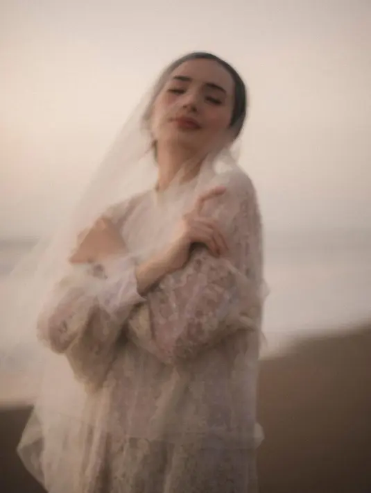 Dalam foto-foto yang dibagikan, tampak Beby pun tampil tanpa perhiasan berlebih. Cukup mengenakan anting-anting keemasan minimalis. [@bebytsabina]