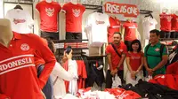 Pengunjung foto besama dengan atlet olahraga berprestasi pada peluncuran koleksi pakaian terbaru Giordano bertema #oneINDONESIA di Jakarta, Kamis (9/8). Pakaian yang didominasi warna merah untuk memeriahkan Asian Games ke-18. (Liputan6.com/HO/Dodi)